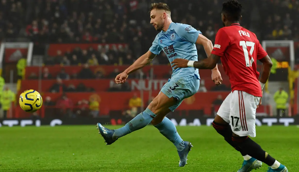 Gelandang Manchester United Fred (kanan) berebut bola dengan bek Burnley, Charlie Taylor dalam pertandingan pekan ke-24 kompetisi Liga Inggris 2019-2020 di Old Trafford, Rabu (23/1/2020). Manchester United (MU) tidak berdaya di kandang sendiri usai takluk 0-2 dari Burnley. (Paul ELLIS/AFP)