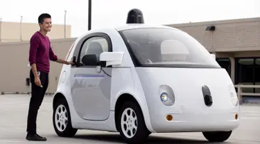 Operator kendaraan Google Reko Ong berdiri di samping sebuah prototipe kendaraan self-driving Google sendiri selama preview media kendaraan otonom Google saat ini di Mountain View, California, AS (29/9/2015). (REUTERS/Elia Nouvelageuvelage)