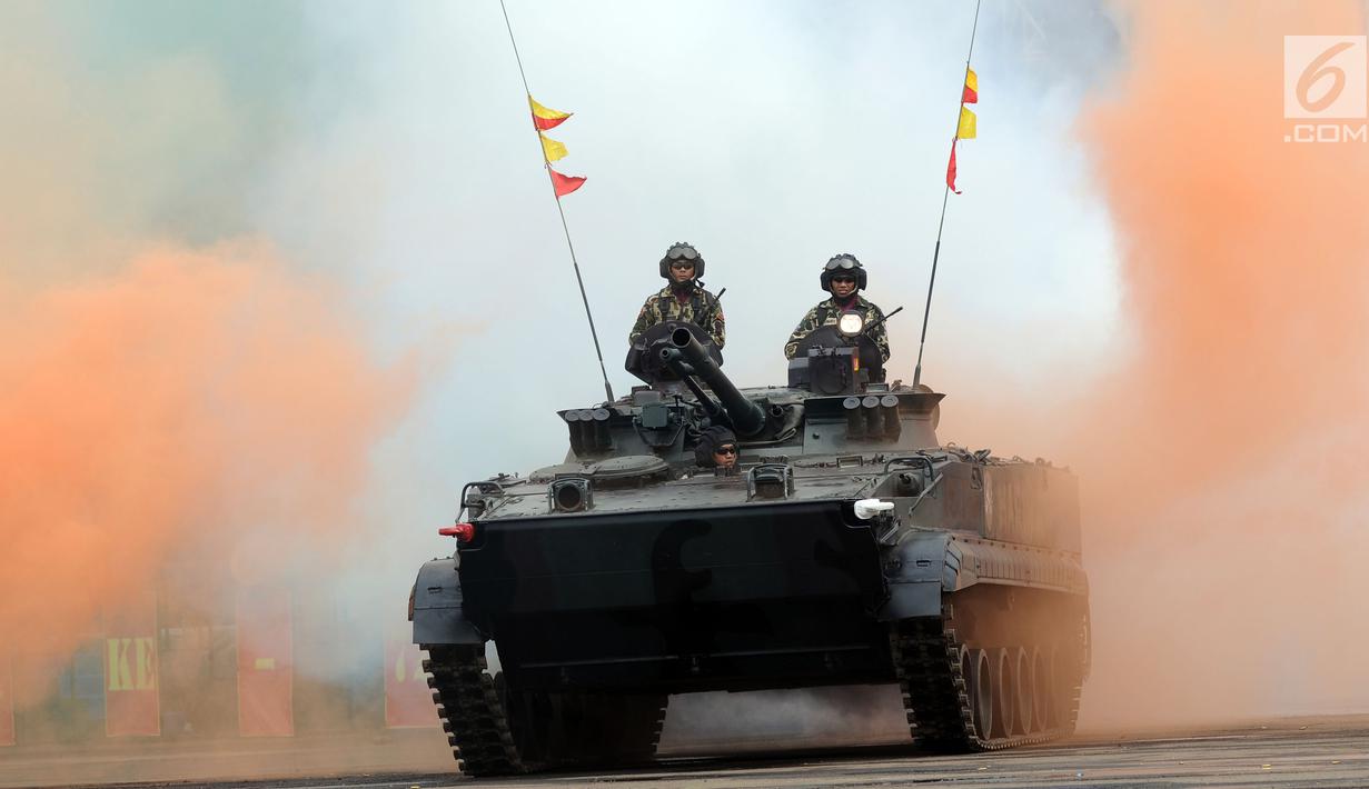 Tank amphibi Marinir melintasi kepulan asap usai upacara HUT Korps Marinir ke-72 di Kesatrian Marinir Hartono, Cilandak, Jakarta, Rabu (15/11). HUT Marinir ke-72 bertema Marinir Prajurit Pejuang dan Profesional. (Liputan6.com/Helmi Fithriansyah)