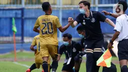 Pemain Bhayangkara Solo FC, Sani Rizki Fauzi, setelah mencetak gol ke gawang PSM Makassar dalam pertandingan Babak Penyisihan Grup B Piala Menpora 2021 di Stadion Kanjuruhan, Malang. Sabtu (27/3/2021). PSM Makassar bermain imbang atas Bhayangkara Solo FC 1-1. (Bola.com/Ikhwan Yanuar)