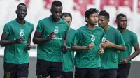 Pemain Sriwijaya FC, Adam Alis, bersama rekan-rekannya berlari ringan saat latihan di SUGBK, Jakarta, Jumat (16/2/2018). Latihan ini merupakan persiapan jelang perebutan tempat ketiga Piala Presiden 2018. (Bola.com/Vitalis Yogi Trisna)