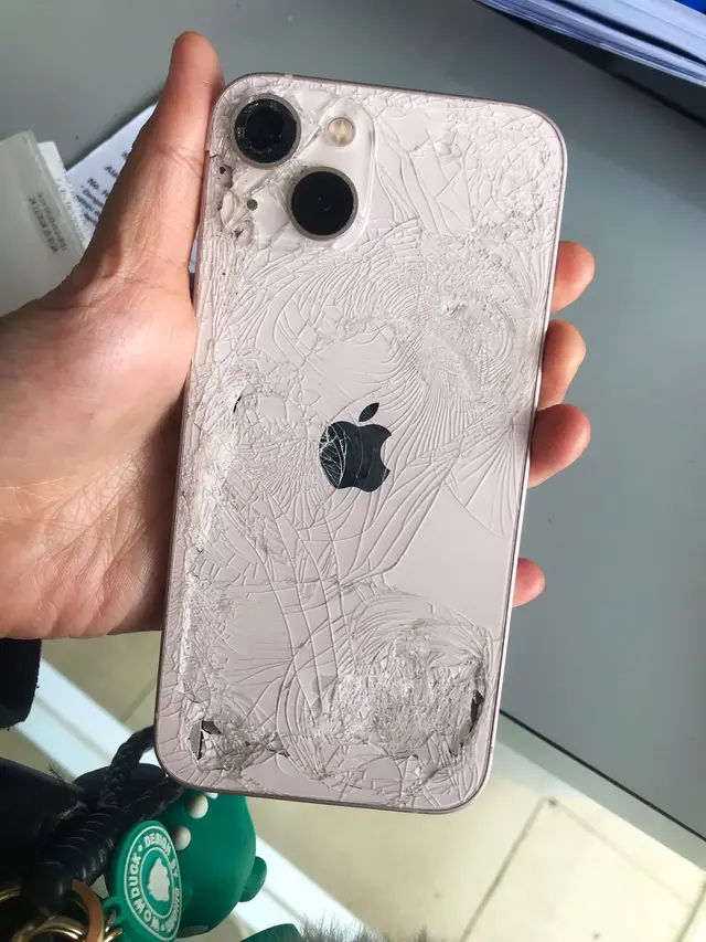 6 Potret Apes HP iPhone Retak Ini Bikin Senyum Tipis, Harus Rogoh Kocek Dalam