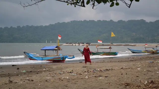 Pantai Teluk Penyu, Cilacap, dipenuhi sampah. (Foto: Liputan6.com/Muhamad Ridlo)