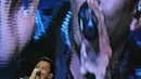 Penampilan Ariel Noah saat menyanyikan lagu di malam puncak HUT SCTV ke-25 di Istora Senayan, Jakarta, Senin (24/8/2015). Puluhan artis papan atas ikut meramaikan malam puncak HUT SCTV ke-25. (Liputan6.com/Helmi Fithriansyah)