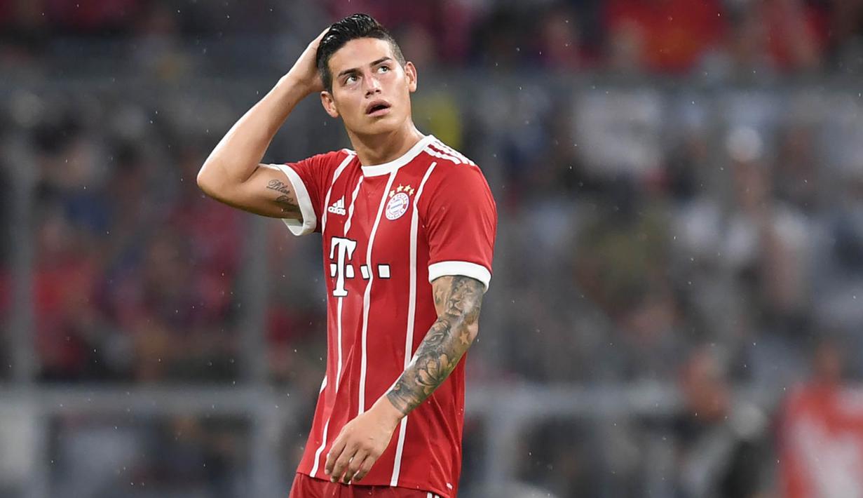 Gelandang Bayern Munchen, James Rodriguez, tampak kecewa usai kalah dari Liverpool pada laga Audi Cup di Stadion Allianz Arena, Munchen, Selasa (1/8/2017). Munchen kalah 0-3 dari Liverpool. (AFP/Christof Stache)