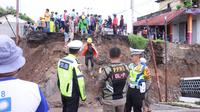Jembatan Cidadap di Kampung Bojongkopo, Kecamatan Simpenan, Kabupaten Sukabumi, ambruk setelah diguyur hujan deras pada Kamis malam (6/3/2025). (Liputan6.com/Ady Anugrahadi)