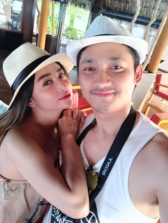 Dewi Perssik dan Angga Wijaya