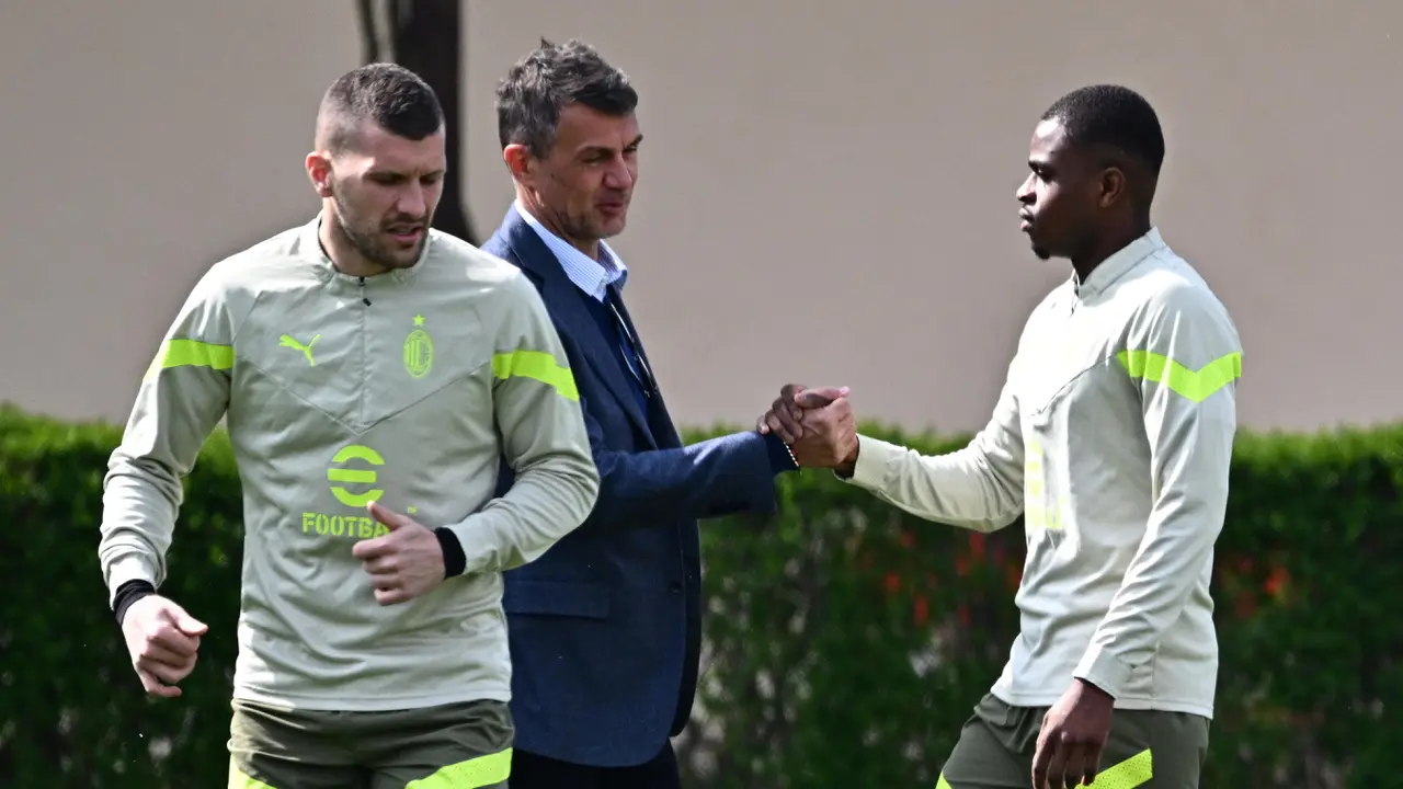 Foto: Gaya Paolo Maldini Pantau Latihan AC Milan Jelang Lawan Napoli di Leg Pertama Perempat Final Liga Champions 2022 / 2023