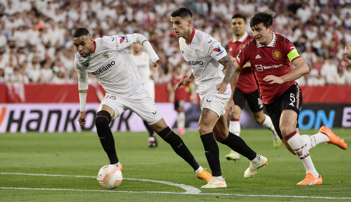 Bek Manchester United, Harry Maguire, berusaha mengejar pemain Sevilla, Youssef En-Nesyri, pada leg kedua perempat final di Ramon Sanchez Pizjuan, Jumat (21/4/2023). Bek Timnas Inggris itu berniat ingin mengoper bola ke rekannya. Namun pemain Sevilla dengan cerdik memotongnya dan berbuah gol lewat kaki Youssef En-Nesyri. (AFP/Cristina Quicler)