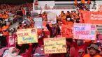 Sejumlah buruh membawa poster saat mengikuti aksi bertajuk May Day Fiesta 2022 di Stadion Gelora Bung Karno (GBK), Senayan, Jakarta Pusat, Sabtu (14/5/2022). Dalam aksi kali ini, massa buruh membawa 18 tuntutan, di antaranya menolak omnibus law UU Cipta Kerja, wujudkan kedaulatan pangan dan dan menolak kenaikan Pajak Pertambahan Nilai (PPN). (Liputan6.com/Angga Yuniar)