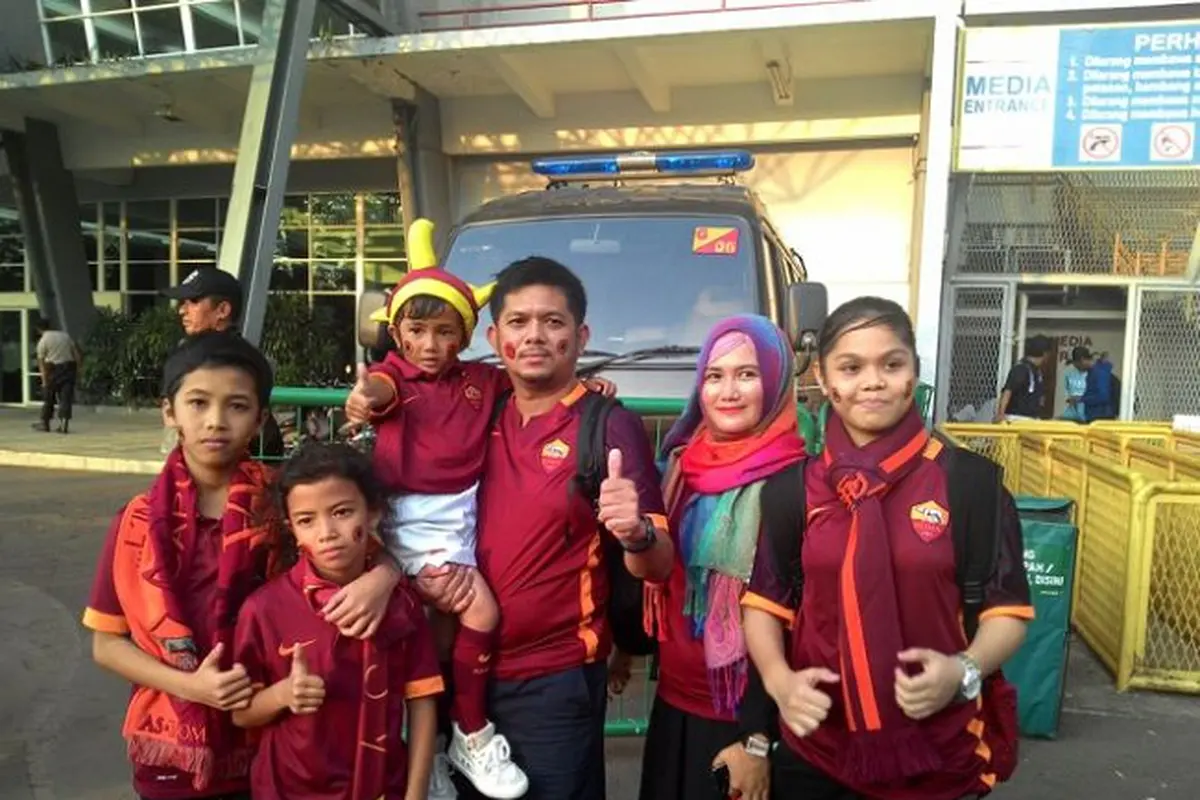 Unik, Sekeluarga Saksikan AS Roma di Jakarta (Udah)