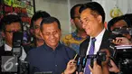 Dahlan Iskan (kiri) usai menjalani pemeriksaan di Bareskrim Mabes Polri, Jakarta, Senin (22/6/2015). Dahlan dimintai keterangan sebagai saksi dalam dugaan korupsi pengadaan BBM High Speed Diesel PT PLN tahun 2010. (Liputan6.com/Yoppy Renato)