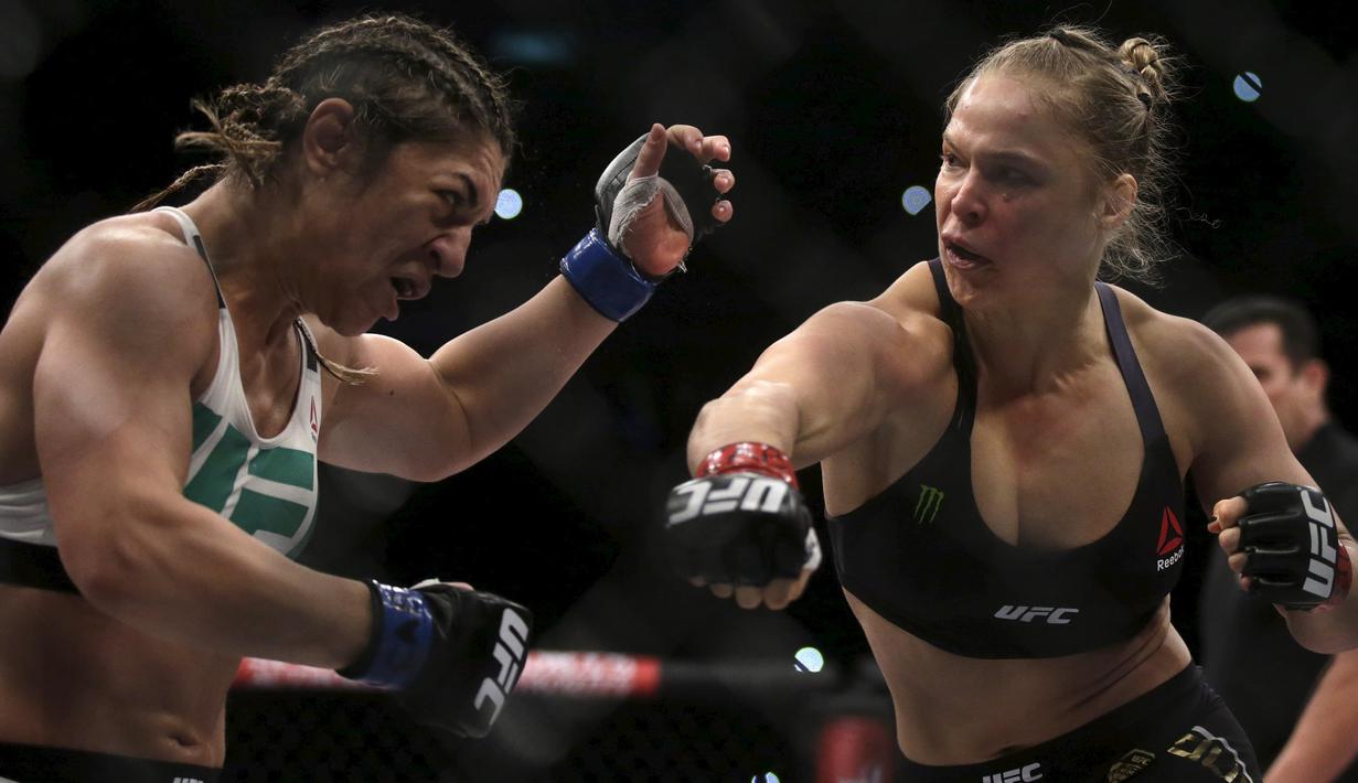 Ronda Rousey (kanan) saat mempertahankan gelar Ultimate Fighting Championship (UFC) dengan mengalahkan Bethe Correia di Rio de Janeiro, Brazil. (1/8/2015). (Reuters/Ricardo Moraes)