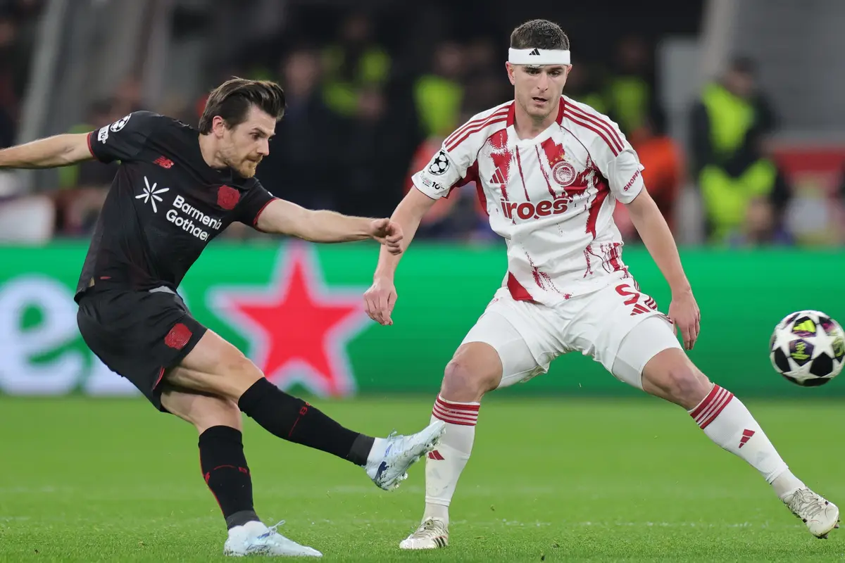 Pemain Olympiacos Lorenzo Pirola (kanan) berebut bola dengan pemain Bayer Leverkusen Jonas Hofmann