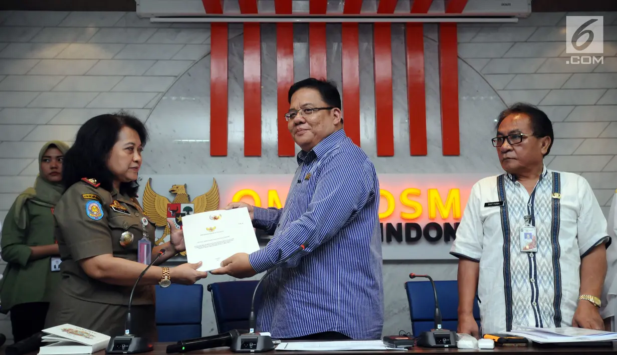 Komisioner Ombudsman RI, Adrianus Meliala (tengah) memberikan hasil investigasi terkait Penataan PKL oleh Satpol PP DKI Jakarta kepada Kasubag Umum Satpol PP Lusi A di Gedung Ombudsman, Jakarta, Kamis (2/11). (Liputan6.com/Helmi Fithriansyah)