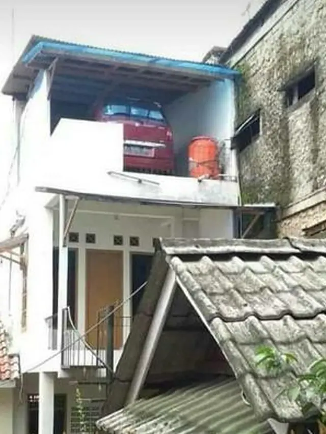 6 Potret Motor Parkir di Tempat Tak Biasa Ini Bikin Mikir Keras