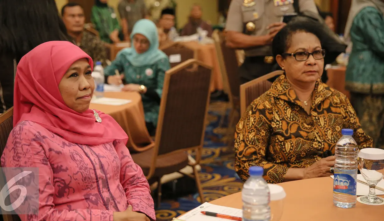 Menteri Sosial Khofifah Indar Parawansa (kiri) dan Menteri Pemberdayaan Perempuan dan Perlindungan Anak Yohana Yambise saat menghadiri Pertemuan Nasional di Jakarta, Jumat (27/11/2015). (Liputan6.com/Faizal Fanani)
