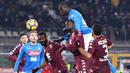 Bek Napoli, Kalidou Koulibaly, menyundul bola ke gawang Torino pada laga Serie A di Stadion Olimpico Grande Torino, Sabtu (16/12/2017). Napoli menang 3-1 atas Torino. (AP/Alessandro Di Marco)