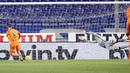 Pemain Juventus, Aaron Ramsey, mencetak gol ke gawang Sampdoria pada laga Liga Italia di Stadion Luigi Ferraris, Sabtu (30/1/2021). Juventus menang dengan skor 2-0. (Tano Pecoraro/LaPresse via AP)