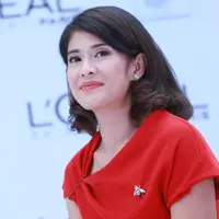 Lama vakum dari dunia yang membesarkan namanya, Dian Sastro mencoba bekerja sebagai orang kantoran. Sebagai selebriti, tidak sedikit yang meremehkan kemampuanya bekerja sebagai pegawai kantoran. (Adrian Putra/Bintang.com)