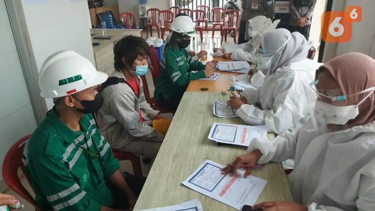 Sejumlah pekerja PT IMIP menjalani pemeriksaan riwayat kesehatan