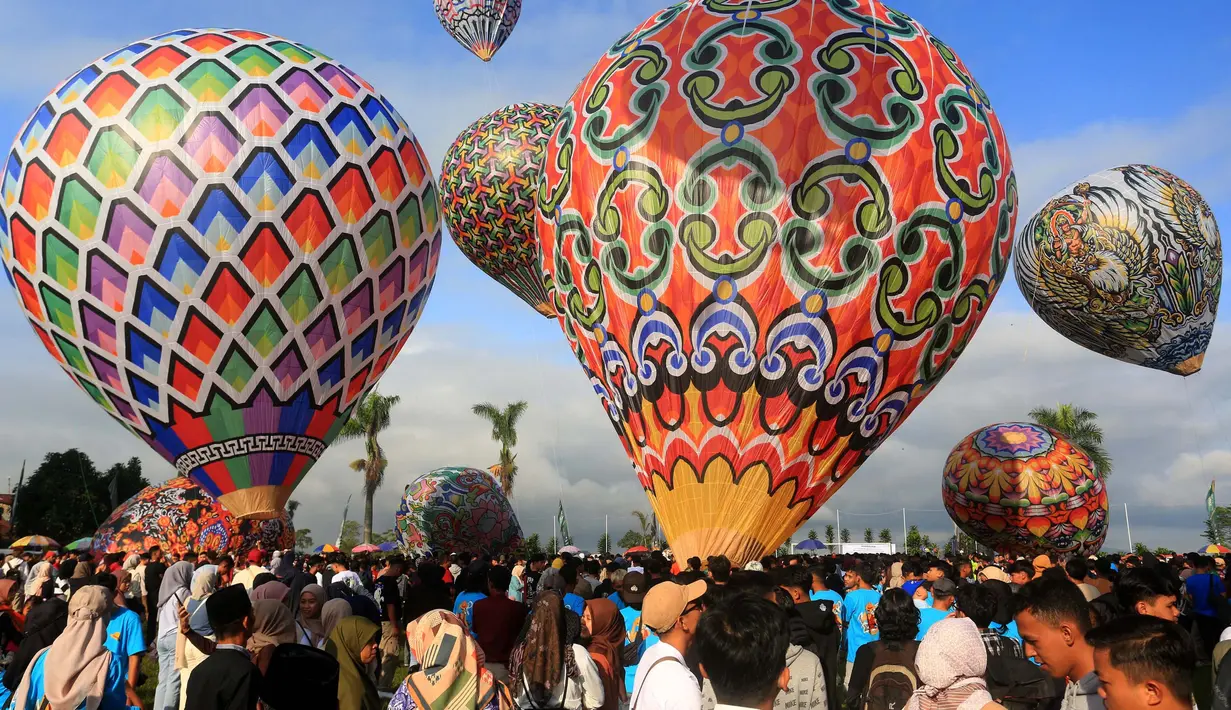 Balon-balon udara tersebut terbuat dari kertas dan dihias dengan motif-motif khas Wonosobo yang sangat bervariasi dan warna-warna kontras. (DEVI RAHMAN/AFP)