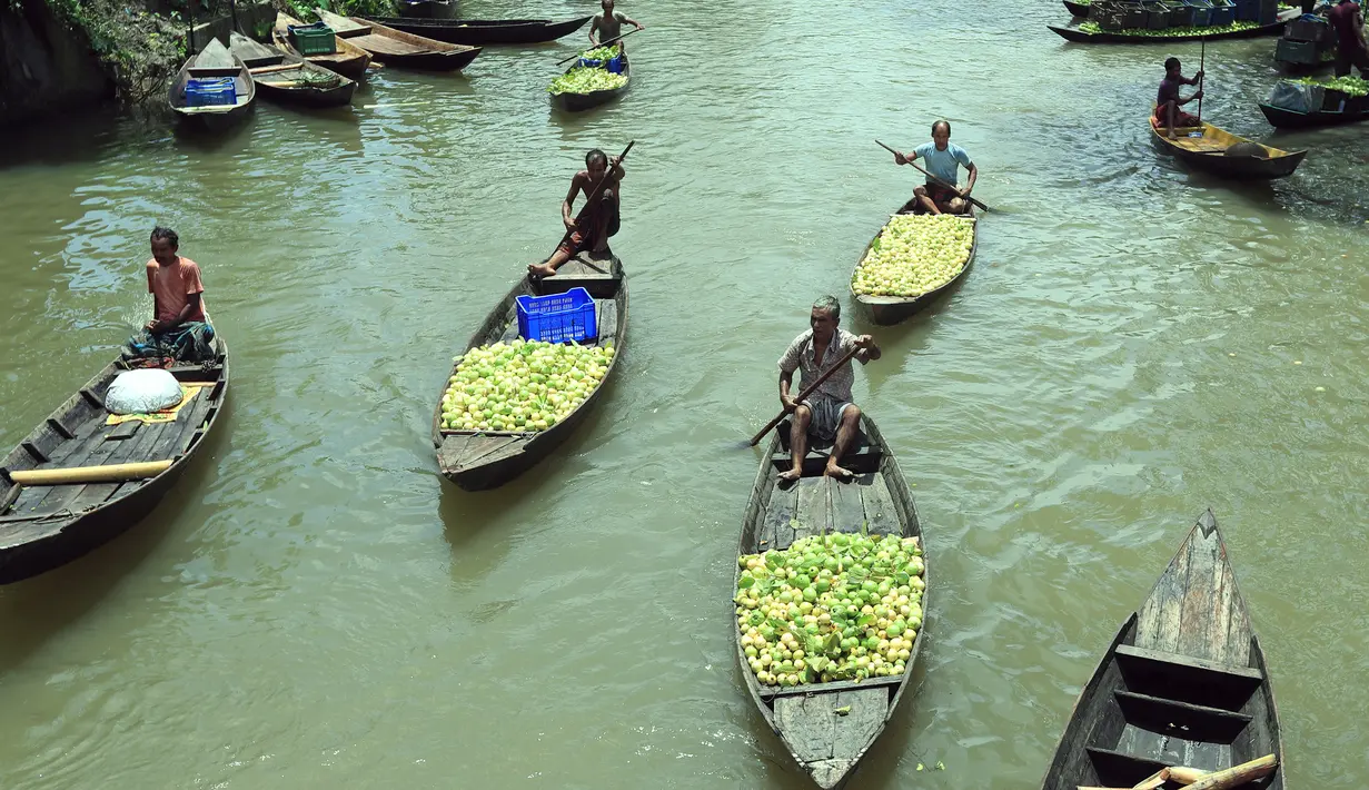 Para petani mendayung perahu berisi jambu biji menuju pasar apung di Barisal, Bangladesh, 14 Agustus 2020. Pasar apung yang berada sekitar 180 kilometer sebelah selatan Dhaka ini kerap ramai dipadati pembeli dan pedagang selama musim panen jambu biji berlangsung. (Xinhua)
