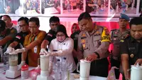 Kapolresta Palembang Kombes Pol Wahyu Bintono Hari Bawono memusnahkan dua jenis narkoba dari tangan dua orang pengedar di Palembang (Liputan6.com / Nefri Inge)