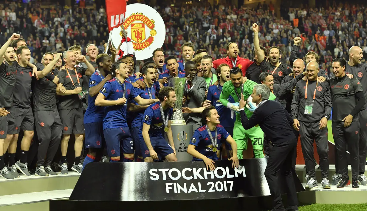Pelatih Manchester United Jose Mourinho memimpin anak asuhnya merayakan gelar juara Liga Europa usai mengalahkan Ajax di Friends Arena, Stockholm, Swedia, (24/5/2017). MU menang 2-0. (AP/Martin Meissner)