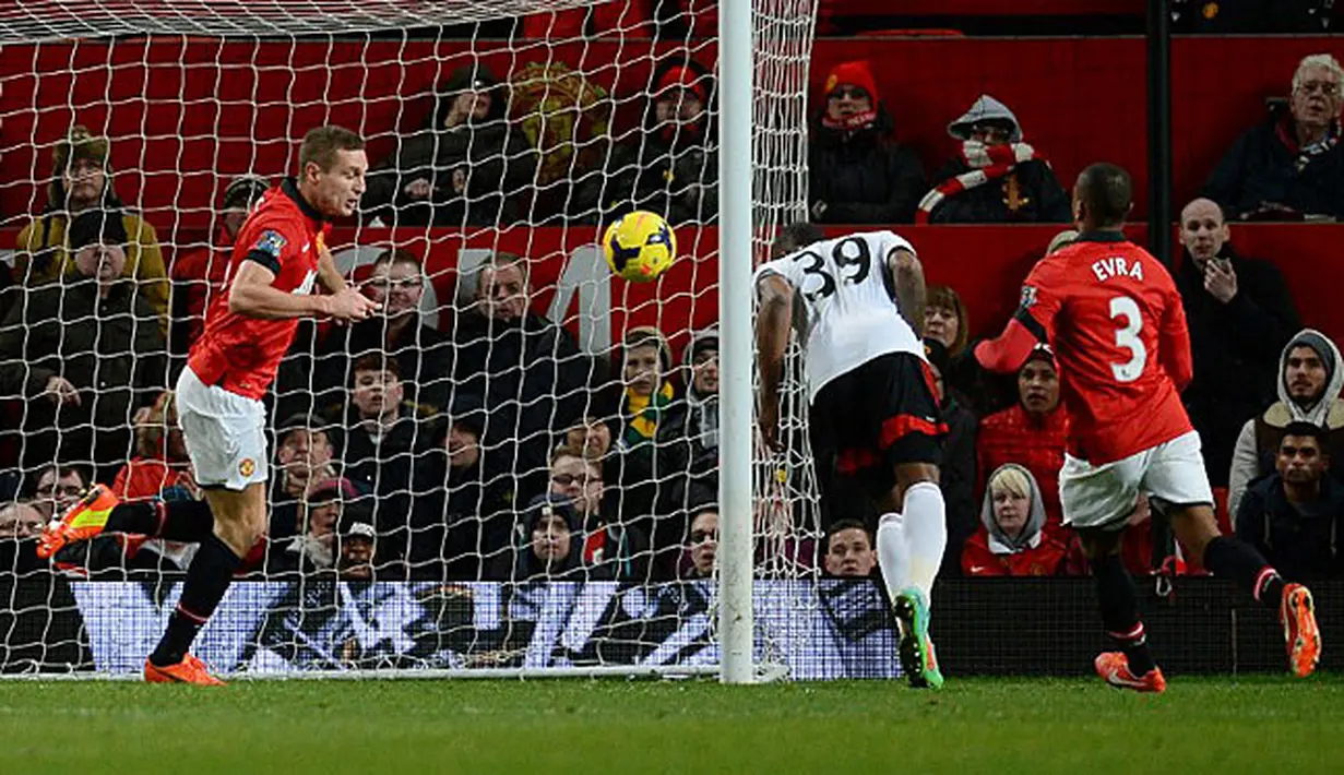 Striker Fulham asal Inggris Darren Bent (tengah) saat mencetak gol penyama pada laga pertandingan sepak bola Liga Premier Inggris antara Manchester United melawan Fulham di Old Trafford, Manchester, Minggu (9/2/14) waktu setempat. (Foto: AFP/Andrew Yates)