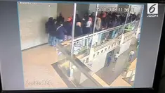 Beredar rekaman CCTV balkon BEI ambruk.
