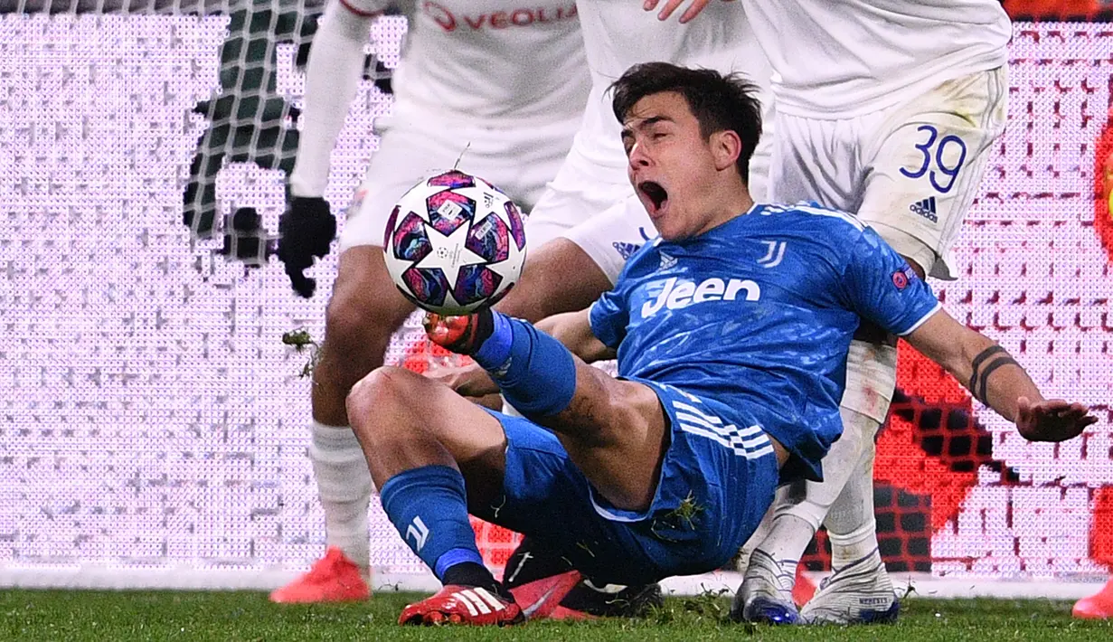 Pemain Juventus Paulo Dybala saat menghadapi Lyon pada leg pertama pada babak 16 besar Liga Champions di Stadion Parc Olympique Lyonnais, Decines-Charpieu, Prancis, 26 Februari 2020. Dybala menjadi pemain Juventus ketiga yang terjangkit virus corona COVID-19. (FRANCK FIFE/AFP)