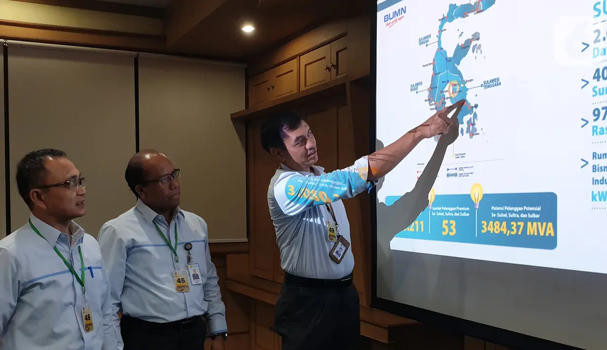 GM PLN Unit Induk Pembangunan Sulawesi Bagian Selatan I Putu Riasa menjelaskan interkoneksi sistem kelistrikan Sulsel dengan Sultra. Didampingi GM PLN Unit Induk Pembangkitan dan Penyaluran Sulawesi, Suroso dan GM PLN Unit Induk Wilayah Sulsel, Tenggara dan Barat,  Ismail Deu.(Liputan6.com/Nurseffi)