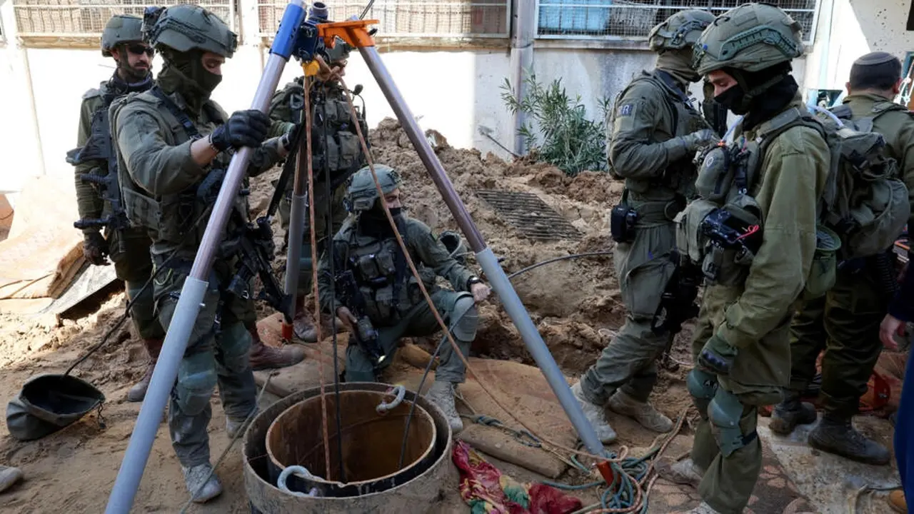Gambar yang diambil selama tur media yang diselenggarakan tentara Israel pada 8 Februari 2024 menunjukkan lubang terowongan diduga milik Hamas di dalam kompleks markas besar Badan PBB untuk Pengungsi Palestina (UNRWA) di Kota Gaza yang dievakuasi. (JACK GUEZ / AFP)