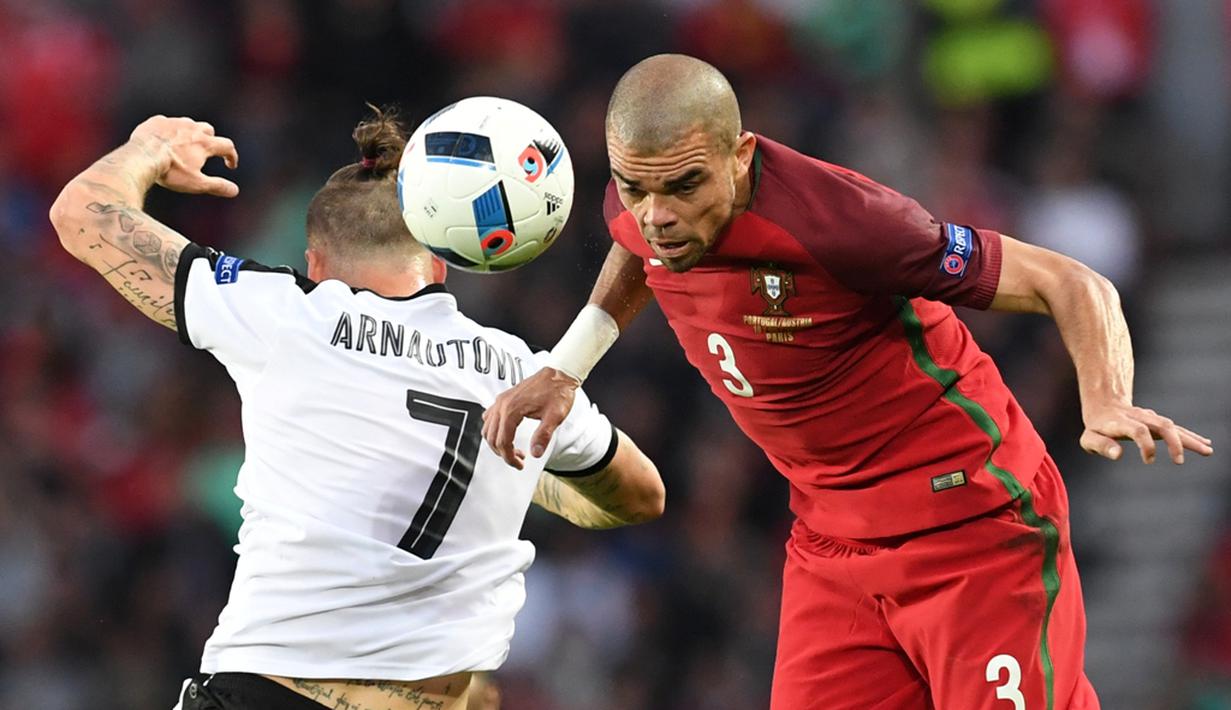 Bek Portugal, Pepe, berebut bola dengan pemain Austria, Marko Arnautovic, pada laga kedua Grup F Piala Eropa 2016 di Parc des Princes, Minggu (19/6/2016) dini hari WIB. (AFP/Francisco Leong)