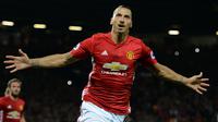 Zlatan Ibrahimovic. Striker Swedia berusia 40 tahun yang dua musim memperkuat Manchester United pada 2016/2017 dan 2017/2018 ini menjadi top skor MU di musim pertamanya. Ia mampu mencetak 17 gol dan 5 assist hanya dari 28 laga di Liga Inggris. (AFP/Oli Scarff)