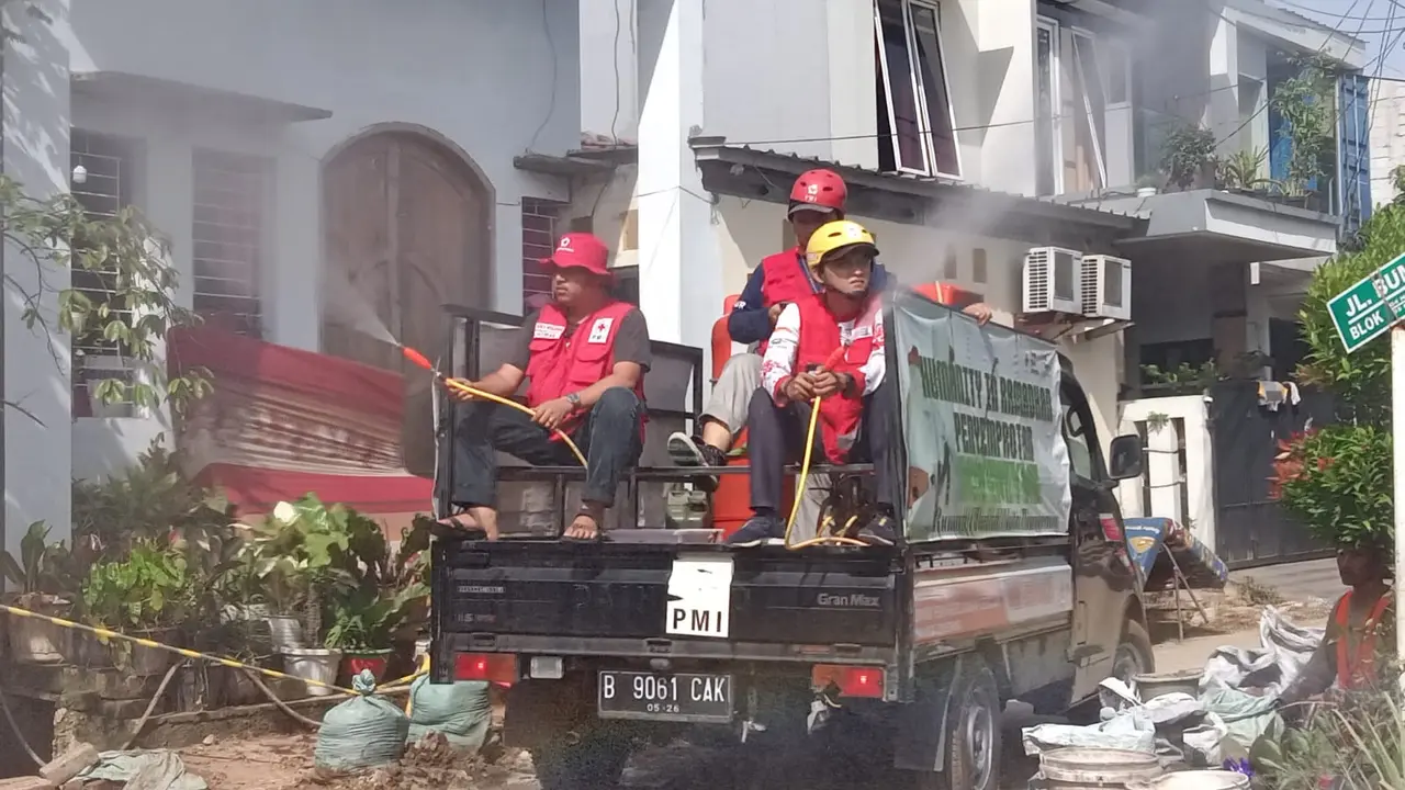 Relawan PMI Tangerang Semprotkan Disinfektan di Lokasi Terdampak Banjir