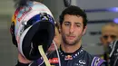 Daniel Ricciardo sedang mempersiapkan diri jelang latihan bebas pertama di Sirkuit Internasional Bahrain, Jumat (17/4/2015). (AP Photo/Kamran Jebreili)