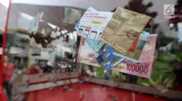 Uang kertas menempel di mobil boks Shopback di Plaza Festival  Kuningan, Jakarta, Kamis (24/5). Kegiatan ini merupakan kampanye lebaran Shopback, yang mendukung masyarakat untuk dapat belanja online secara hemat. (Liputan6.com/Fery Pradolo)