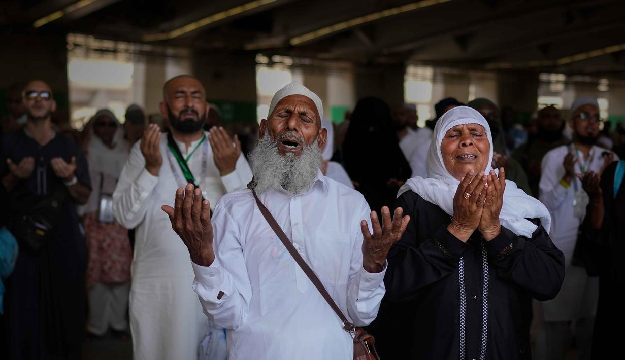 Jemaah Muslim berdoa setelah melempar kerikil ke tiang-tiang sebagai simbol pelemparan batu ke setan pada hari kedua ritual, salah satu upacara terakhir ibadah haji tahunan, di Mina, Arab Saudi, Kamis 28 Mei 2026. (AP Photo/Altaf Qadri)
