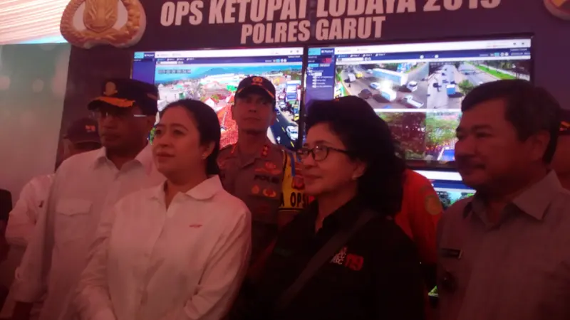 Menteri PMK Puan Maharani saat memberikan penjelasan kepada media di pos utama mudik Limbangan, Garut, Jawa Barat