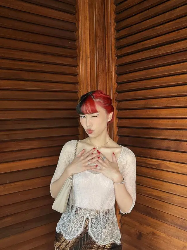 Gaya Isyana Sarasvati Berkebaya Pink dengan Rambut Nyentrik saat Kondangan, Curi Perhatian