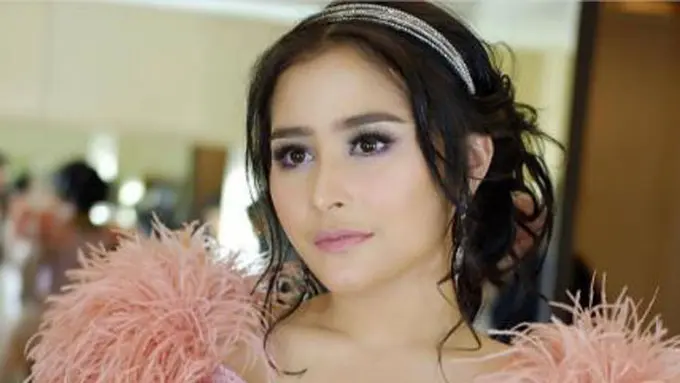 Prilly Latuconsina pakai busana penuh bulu di HUT SCTV
