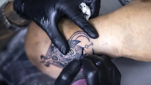Ilustrasi pembuatan tato.