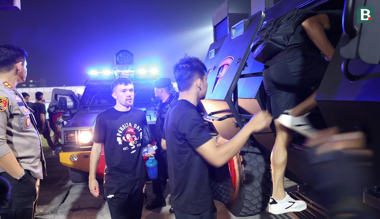 <p>Pemain Persija Jakarta, Oliver Bias bersiap menaiki kendaraan taktis (rantis) bersama skuad Persija lainnya setelah dikalahkan Dewa United 0-2 pada laga pekan ke-10 BRI Liga 1 2023/2024 di Stadion Indomilk Arena, Tangerang, Jumat (25/8/2023). (Bola.com/M Iqbal Ichsan)</p>