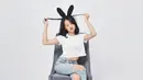 Meski bukan dari kalangan artis, paras memesona Dhea Salsabila sukses curi perhatian. Sudah jadi ibu dua anak, namun tak mengurangi pesona Dhea dan masih terlihat seperti gadis. OOTD-nya yang selalu kekinian tentunya membuat netizen tak percaya jika Dhea sudah jadi ibu dua anak. Sidik menikah di usia 22 tahun, tentunya usia Dhea saat menikah tak jauh dari sang suami. (Liputan6.com/IG/@dheybill)