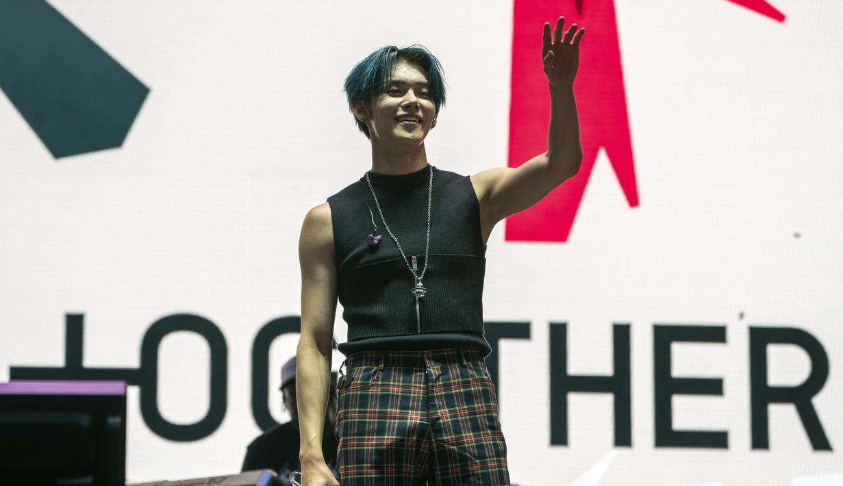 Yeonjun dari Tomorrow X Together tampil pada hari ketiga Festival Musik Lollapalooza di Grant Park, Chicago, Amerika Serikat, 30 Juli 2022. (Photo by Amy Harris/Invision/AP)