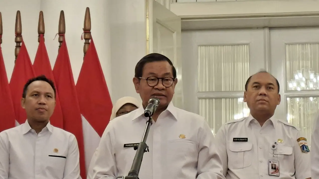 Gubernur DKI Jakarta Pramono Anung dalam acara penyerahan 499 Sertifikat Hak Pakai (SHP) bidang tanah milik Pemerintah Provinsi DKI Jakarta dari Kementerian ATR/BPN.