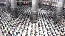 Umat Islam melaksanakan sholat Jumat  pada minggu ketiga bulan Ramadhan 1442 Hijriah di Masjid Istiqlal, Jakarta, Jumat (30/4/2021). Sholat Jumat berjamaah dengan pembatasan jemaah 30 persen dari kapasitas di ruang sholat utama masjid dan menerapkan protokol kesehatan. (merdeka.com/Arie Basuki)