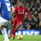 Gelandang Liverpool, Georginio Wijnaldum menggiring bola saat bertanding melawan Everton pada lanjutan Liga Inggris di Anfield Stadium (2/12). Liverpool menang tipis 1-0 atas Everton. (AP Photo / Jon Super)